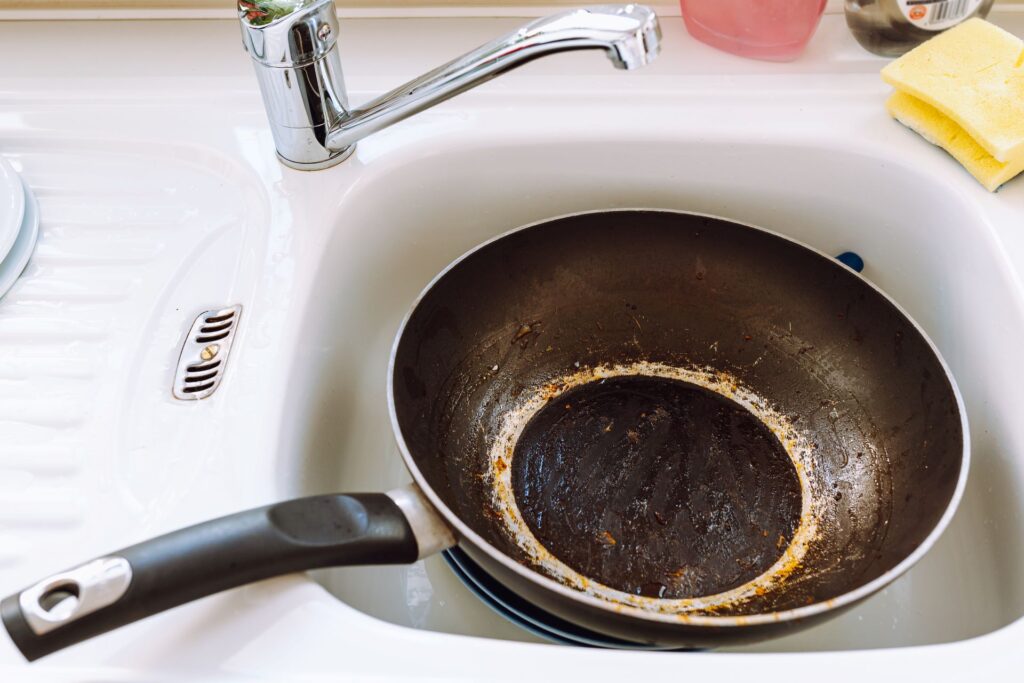 czyszczenie przypalonych patelni