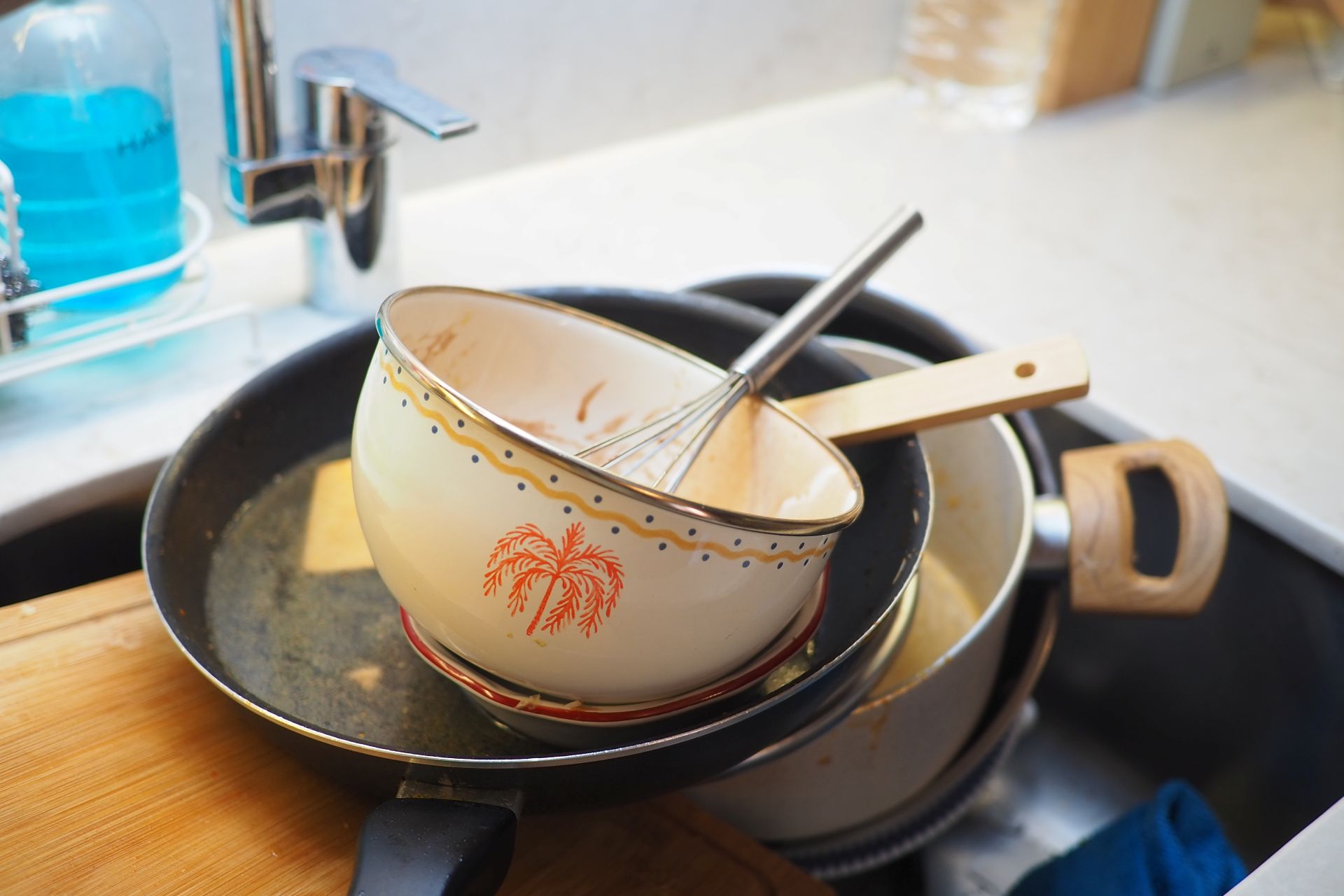 czyszczenie przypalonych garnków