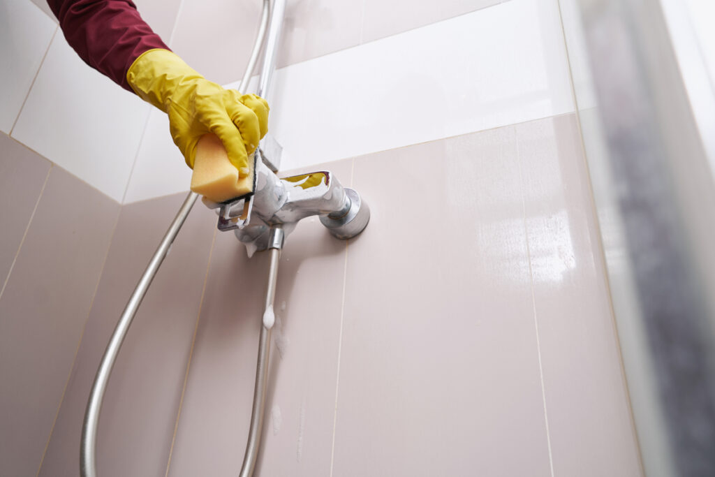 Jak delikatnie i skutecznie usunąć kamień z kranu, armatury i kabiny prysznicowej? 